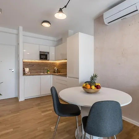 Apartment 6 Islands - & Business - Free Garage Parking Split