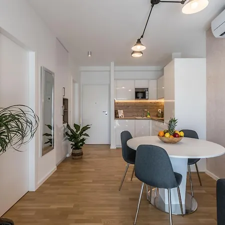 6 Islands - & Business - Free Garage Parking Split
