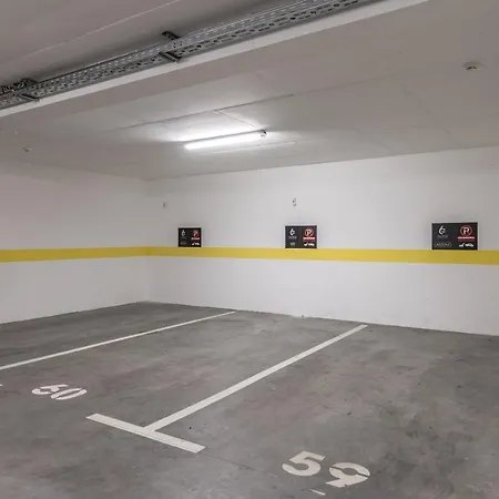 6 Islands - & Business - Free Garage Parking Apartment *