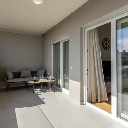 Apartment 6 Islands - & Business - Free Garage Parking Split