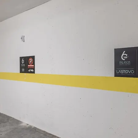 Apartment 6 Islands - & Business - Free Garage Parking Split